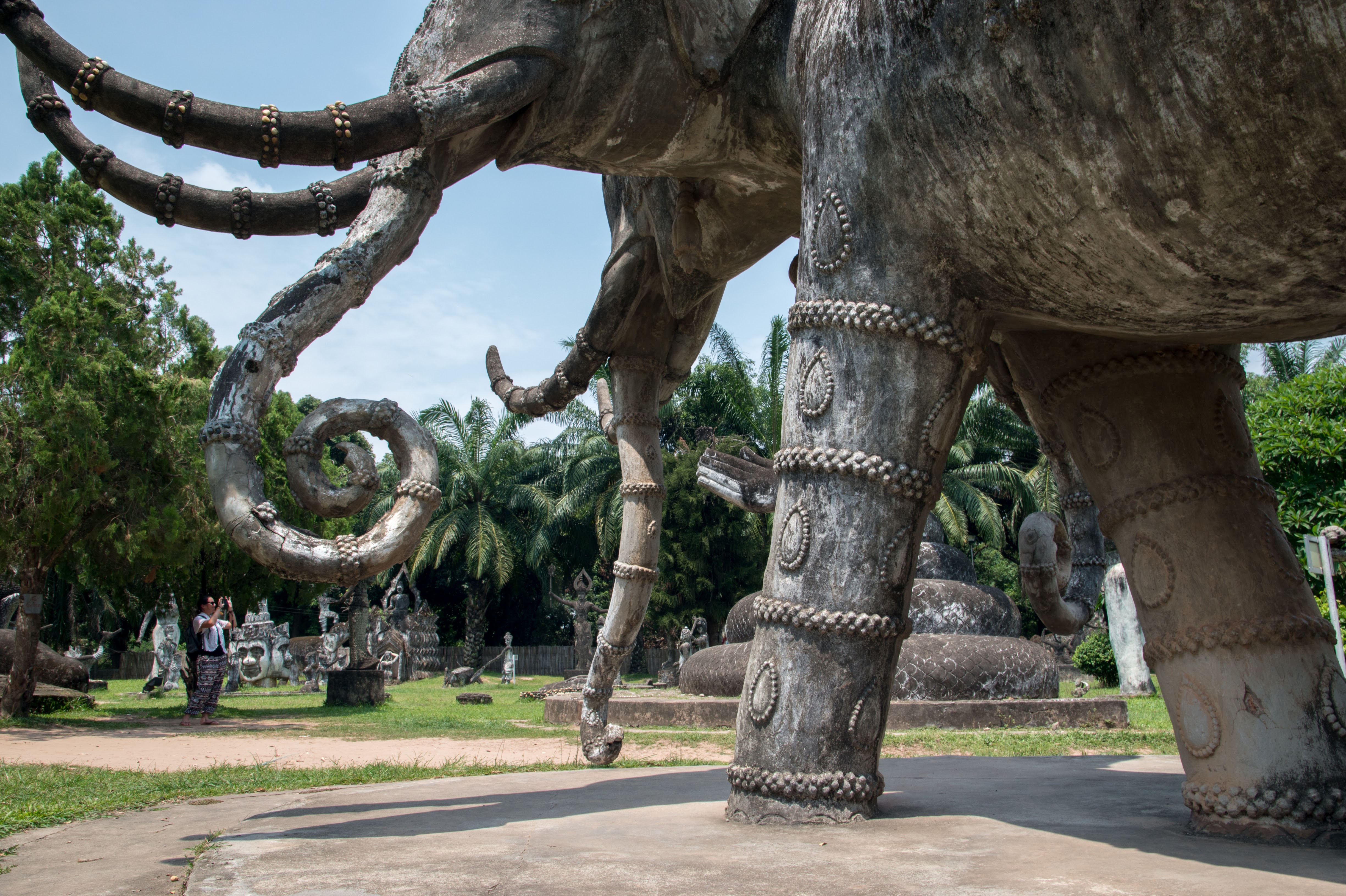 รูปปั้นจางหายในยามค่ำ